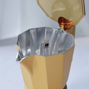 Cafetière Moka Octogonale en Aluminium Jaune Citron Classique Italienne avec Isolation Thermique, Couvercle Transparent en Métal et Poignée Assortie - Product Image 3