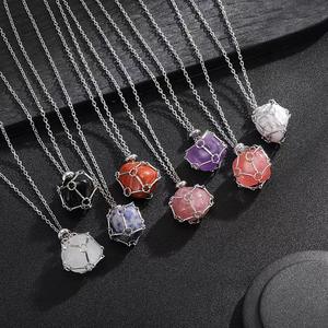 Pendentif de poche en filet de cristal naturel Collier en bambou Pendentif en pierre originale irrégulière et pierre à rouler - Product Image 2