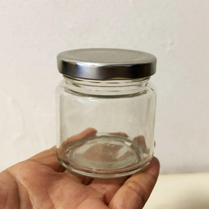 Pot <span class=keywords><strong>en</strong></span> <span class=keywords><strong>verre</strong></span> transparent à profil bas, court et droit, de 100 g, avec couvercle argenté à anse, pour confiture, gelée ou salsa. - Product Image 1