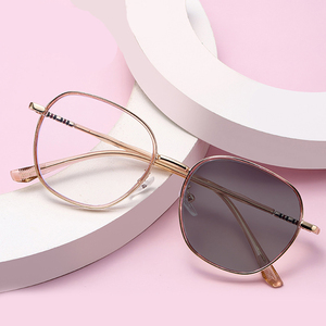 MK25039 Monturas ópticas para <span class=keywords><strong>mujer</strong></span> <span class=keywords><strong>Gafas</strong></span> Nueva moda redonda Fotocromática Anti Bloqueo <span class=keywords><strong>de</strong></span> luz azul <span class=keywords><strong>Gafas</strong></span> sólidas para todas las caras - Product Image 1