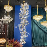 Lustre en verre à longues branches personnalisé, luminaire suspendu vertical artistique pour hall d'hôtel, escalier, atrium