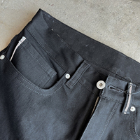 Fabricants de vêtements en Chine Jeans personnalisés en gros Pinstrip Doublure de poche 14 Oz Pantalon en denim lisière noir jais