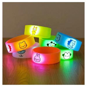 Bracelets en silicone personnalisés avec des motifs de dessins animés mignons pour enfants et événements promotionnels, bandes réglables et imperméables - Product Image 2