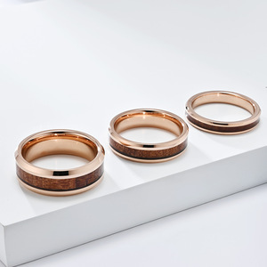 Anillos populares de acero de tungsteno Yunnique con incrustaciones de madera y cuero, anillo unisex de tungsteno dorado de alta gama para el dedo índice - Product Image 2