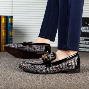 Chaussures habillées pour hommes en toile noire à motif écossais avec détail de chaîne dorée, bout pointu, mode automne, chaussures de soirée - Product Image 1