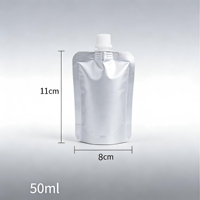 Pochette souple argentée brillante anti-fuite de 50 ml et 100 ml à faible MOQ avec bec verseur de 0,86 cm pour emballages de crèmes et liquides