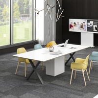 Table de conférence professionnelle avec organisateur de câbles intégré, performance fiable pour entreprises