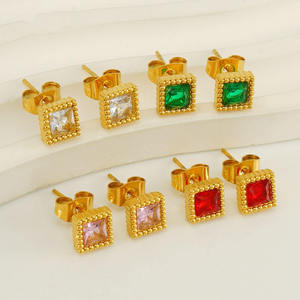 Boucles d'oreilles clous multicolores en moissanite taille princesse style chrétien - Grandes boucles d'oreilles fines plaquées or tendance - Product Image 2