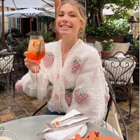 Cardigan tricoté à manches bouffantes à col en V à la mode et doux pull tricoté à la main épaissi pull tricoté fleur fraise