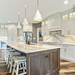Shaker personalizzato <span class=keywords><strong>legno</strong></span> scuro e bianco mobile da <span class=keywords><strong>cucina</strong></span> con vetro frontale aperto scaffalatura in quarzo controsoffitto isola Cabinet - Product Image 3