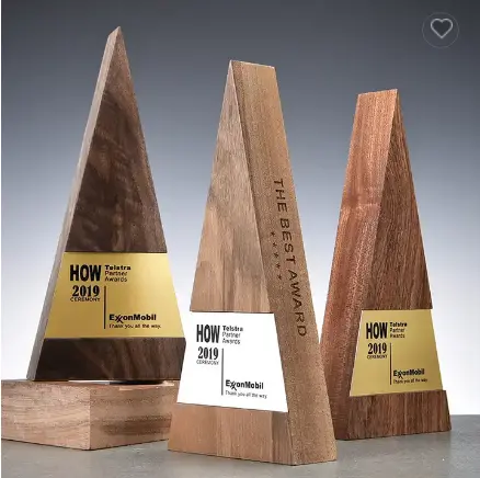 Op Maat Gemaakte Kristallen Driehoek Handgemaakte Massief Walnoot Houten Award Plaquettes Voor Het Bedrijfsleven