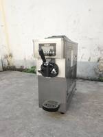 Nouvelle machine à crème glacée molle commerciale compacte, à faible bruit et facile à utiliser, pour poudre de crème glacée au chocolat, yaourt et lait, trois saveurs.