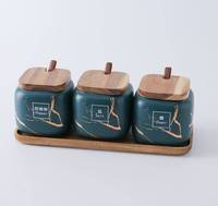 Pots de condiments de bol de sel de sucre d'assaisonnement en céramique de porcelaine moderne populaire avec des couvercles et des cuillères en bois et un plateau