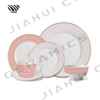 Charmant ensemble de vaisselle en porcelaine motifs roses délicats avec des accents dorés pour les tables de mariage de rêve