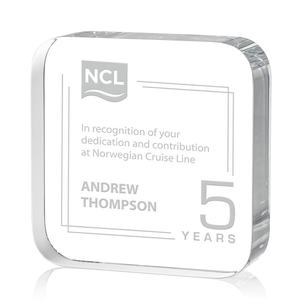 2025 Medalla de trofeo de cristal cuadrado colorido personalizado Cubo de Rubik tallado Impresión UV Diseño creativo Trofeo grabado - Product Image 3