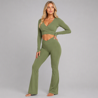 Ensemble de yoga 2 pièces pour femme, haut court à manches longues et col en V croisé, et leggings évasés taille haute croisée en V, pour la gym et l'entraînement