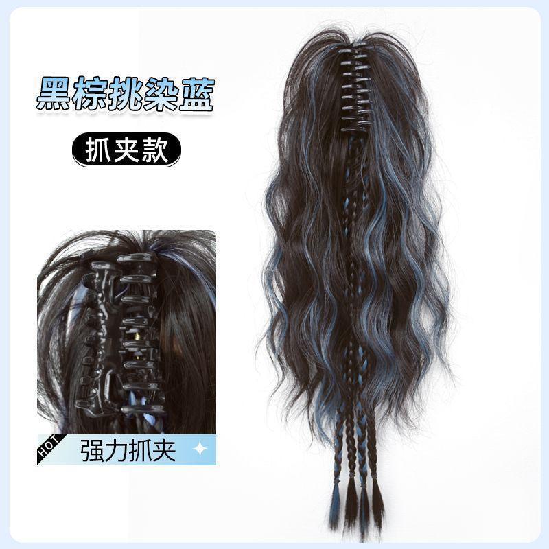 Mechas marrón-negras con azul.