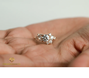 แหวนเพชรเม็ดเดี่ยวทรงคลัสเตอร์ 1.4 กะรัต ได้รับการรับรองจาก IGI ผลิตจากเพชรเพาะเลี้ยง ตัวเรือนทองคำแท้ 18K ดีไซน์หรูหรา ของขวัญสุดพิเศษสำหรับเธอ - Product Image 2