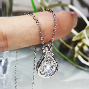 Collana con pendente a goccia d'acqua argentata con montatura a griffe in cristallo rotondo e strass, stile classico per l'uso quotidiano da donna - Product Image 1