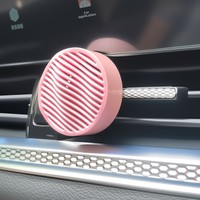 Diffuseur de parfum pour grille d'aération de voiture en métal rose, nouveau, en gros - simple et de haute qualité, avec parfum durable et élimination des odeurs.