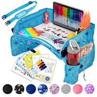 Échantillon gratuit : Plateau de voyage pour enfants avec tableau effaçable à sec, essentiels de voyage, support tablette anti-chute, bureau portable, jouet pour tout-petit
