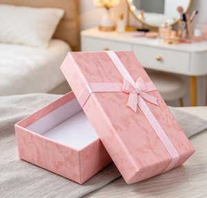 Boîte à bijoux en papier spécial à motif marbré rose haut de gamme, faite à la main et écologique, en deux parties, avec un nœud en ruban de satin de la même couleur, blanc - Product Image 5