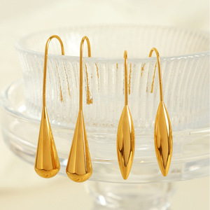Pendientes minimalistas con forma de lágrima para mujer, joyería elegante de acero y titanio en tono dorado para uso diario - Product Image 3