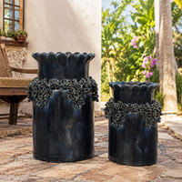 Vase à fleurs en céramique sculpturale bleu marine avec décoration florale en relief et bordure en pétales pour table console et décoration intérieure