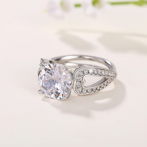 Anello Classico da Donna con Design a Croce Cava a Quattro Punte - Product Image 4