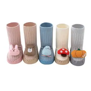 Nouveau Style bonne qualité chaussures pour bébés Prewalker drôle mignon dessin animé poupées anti-dérapant bébé chaussettes de sol