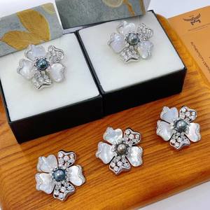 Broches en alliage de cuivre incrustées de perles de Tahiti de 9 mm, bijoux floraux ronds pour femmes, vente en gros - Product Image 2