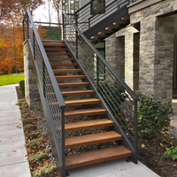 Escalier à double poutre robuste avec marches en bois massif, idéal pour les projets de villas modernes
