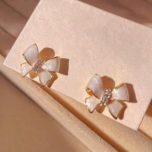 Orecchini a perno con fiocco da donna, design glitterato, per uso quotidiano, regalo per feste, accessori - Product Image 1