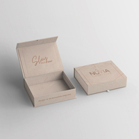 Boîte rigide beige OEM à charnières avec logo en relief et face matifiée pour cosmétiques et cadeaux, commande en gros pour la vente au détail