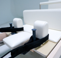 Boîte de réformateur Pilates de qualité studio avec ressort à haute tension, un accessoire de réformateur Pilates magnifiquement conçu.