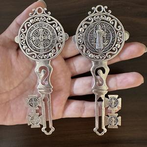 Double Pack Alliage de Zinc Jésus Saint Benoît Clé Bénédiction pour Protection Maison Porte Cintre Catholique Cadeaux Llave De San Benito - Product Image 3