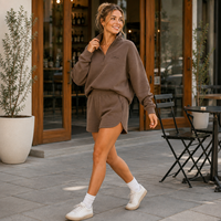 Ensemble 2 pièces personnalisé pour femme : Sweat-shirt à quart de zip avec empiècements et short ample en molleton bouclette élastique au-dessus du genou pour la détente à la maison