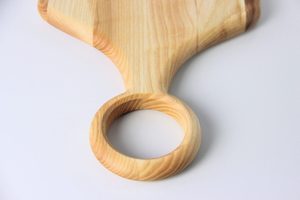 Planche de service rectangulaire en bois de frêne Viet WoodCraft avec anse en anneau, teinture foncée naturelle, qualité alimentaire, écologique, épaisseur 1,8 cm - Product Image 5