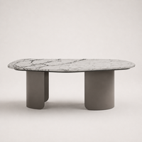 Table basse moderne de grande taille, de forme irrégulière, avec plateau en marbre véritable blanc et base en fer peint