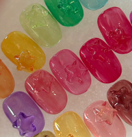 Gel vernis à effet verre éblouissant : posez-le sur un gel effet œil de chat et ajoutez facilement de la poudre miroir pour une texture verre cristalline.