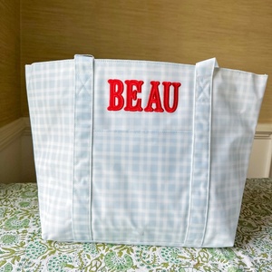Bolsa de Mano Personalizada Bordada con Monograma Floral a Rayas de Gingham, Bolsa de Hombro Informal de Lona Grande con Bolsillo Frontal - Product Image 4
