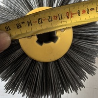 Brosse abrasive en carbure de silicium en forme d'engrenage avec trou central, utilisée pour le débavurage et la finition des bords métalliques des quincailleries.