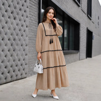 Robe longue modeste pour femme, style Abaya, à manches longues, avec bordure ondulée, à volants, col à nouer avec pompons, coupe ample et fluide, pour les occasions décontractées et les vacances FK331