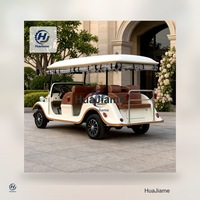 Voiturette de golf électrique crème et or au style vintage avec banquette passager pour le transport sur les propriétés et les terres