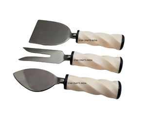 Ensemble de cuisine 3 pièces Ustensiles à fromage en résine Poignée créative et acier inoxydable avec couteau à fromage plaqué argent et épandeur - Product Image 1