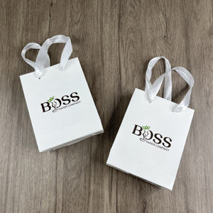 Sacs en papier blanc personnalisés avec poignées en ruban de satin - Emballage de luxe de marque pour la vente au détail et les cadeaux - Product Image 1
