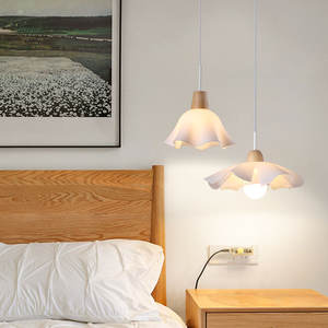 Le lustre dans le magasin, boutique de desserts commerciale, pâtisserie, gâteau, décoration simple, français - Product Image 1