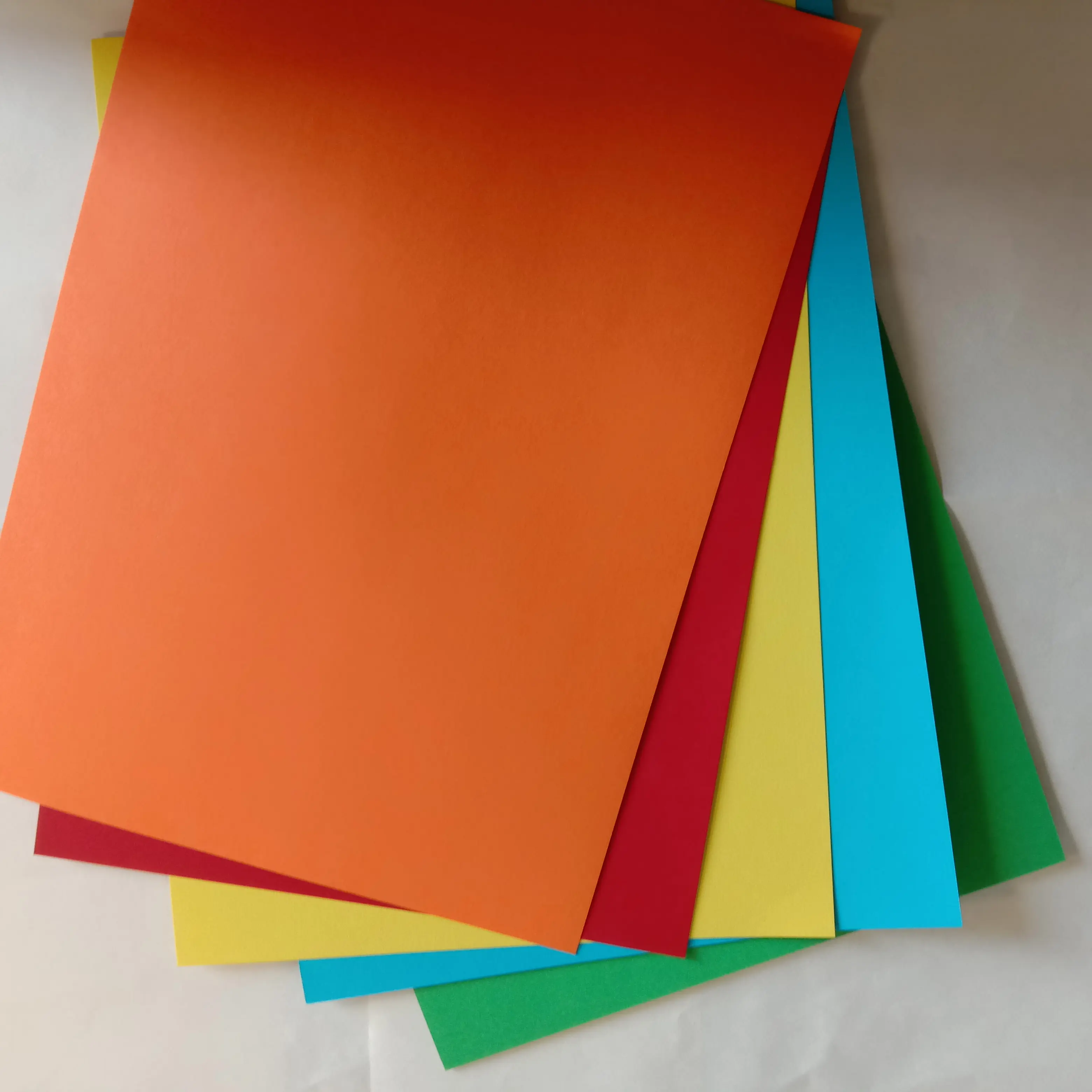 China billig 180gsm 80gsm orange rot blau gelb A3 A4 Farbe Kunst Kopie Bond Konstruktion Karton Handwerk Farbe Papier