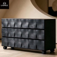Commode noire moderne à 9 tiroirs avec façade incurvée et roulettes, une pièce en bois luxueuse idéale pour votre chambre ou votre salon