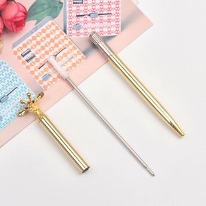 Stylo bille rotatif en métal personnalisé, mignon et kawaii, avec logo imprimé en forme de girafe, idéal pour les cadeaux de papeterie promotionnels - Product Image 3
